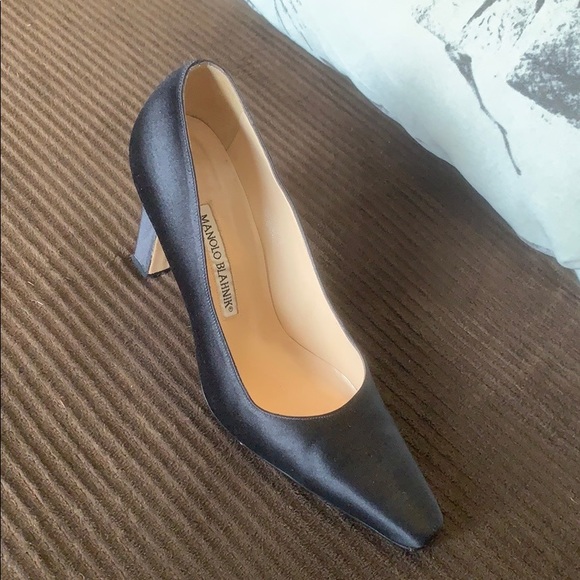 Manolo Blahnik black satin pumps - Picture 4 of 15